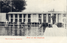 13408 Gezicht op de kleedhokjes van het openluchtzwembad in de Loosdrechtse Plassen te Oud-Loosdrecht (gemeente ...